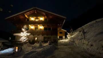 Die Selbstversorgerhütte im Winter bei Nacht