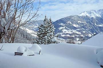 Garten mit viel Neuschnee und Blick auf das Skigebiet Hochjoch (Silvretta Montafon)