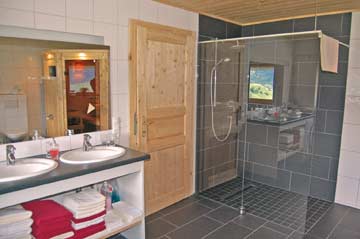 eines der schönsten Badezimmer in unserem Programm: Designdusche, Sauna, Eckbadewanne und Panoramablick!