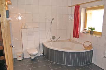 eines der schönsten Badezimmer in unserem Programm: Designdusche, Sauna, Eckbadewanne und Panoramablick!