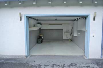 Garage (hier auch Zugang zum Haus)