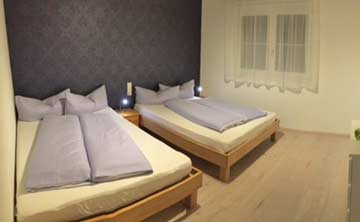 Das 4-Bett-Zimmer (2x frz. Bett): durch die Dekortapete abends schwer zu fotografieren, das Zimmer wirkt auf dem Bild unfreundlicher als in Natura