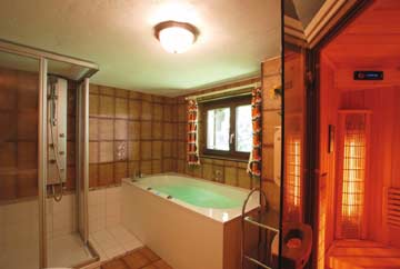 Wellnes-Badezimmer mit Whirlpool-Badewanne, Massagedusche und Sauna (Infrarot)