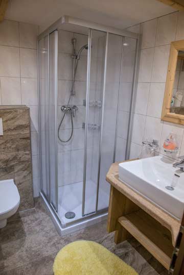 Moderne Badezimmer-Einrichtung mit Dusche