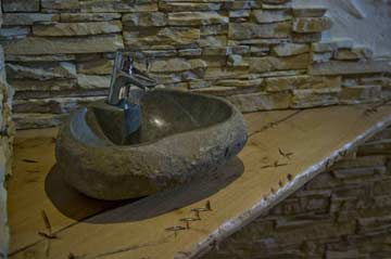 Waschbecken aus Granit im Wellness-Bereich