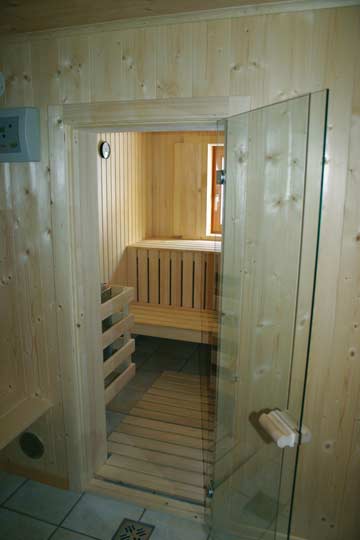 Sauna im Blick in ein Schlafzimmer
