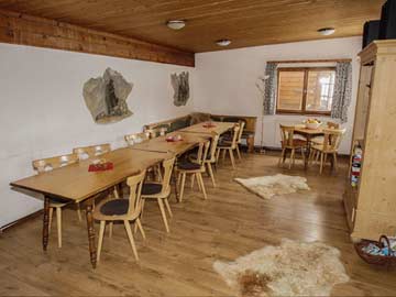 der Speise- und Aufenthaltsraum in der Skihütte Silvretta Montafon
