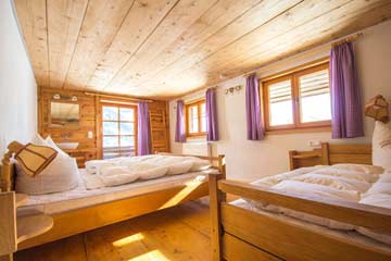 Schlafzimmer mit Doppel- und Einzelbett