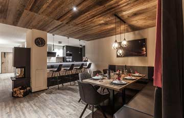 Großer, sehr schön designter Speise- und Aufenthaltsbereich mit Esstischen, Bar, TV-Lounge und offener Küche