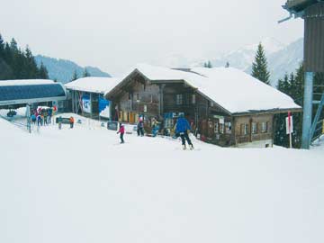 mit den Skiern direkt an die Skihütte
