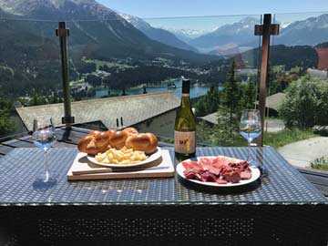 Swiss' Way of Life: Herrliche Stunden im Sommer auf der Terrasse mit bester Aussicht
