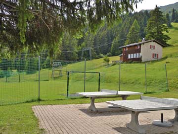 Hütte, Tischtennisplatten und Fußballplatz der Anlage