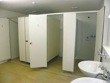 Duschraum mit 4 Einzelduschkabinen im OG