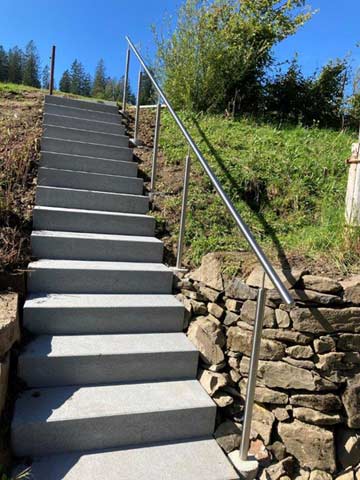 neu angelegte Treppe im Außenbereich für einen besseren Zugang insbesondere bei Schlechtwetter