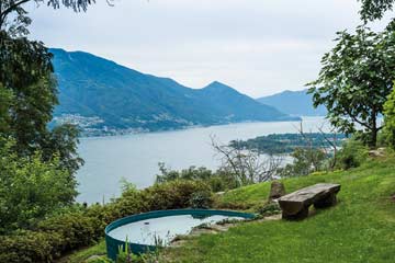 kleiner Pool zur Abkühlung mit Blick auf den Lago Maggiore