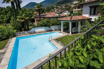 Ferienhaus Curio mit Pool - Blick von der Terrasse auf den Pool
