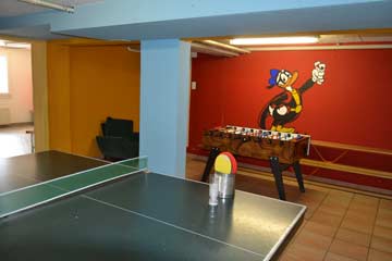 Spielraum mit Tischtennisplatte und Tischkicker