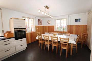 Küche mit Esstisch