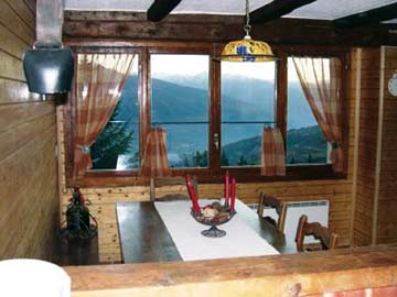 Esstisch mit Panoramafenster