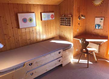 Schlafzimmer mit Auszieh-Doppelbett