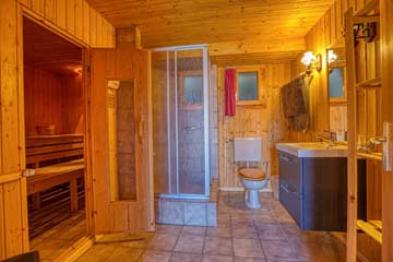 Badezimmer im UG mit Sauna, WC und Dusche