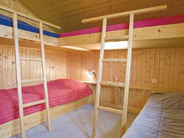 Schlafzimmer im OG: 2 Einzelbetten und 2 Hochbetten