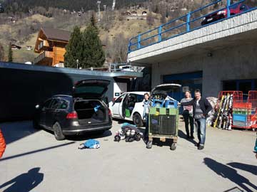 Gepäckverladung an der Talstation (für 4 Erwachsene und 2 Kinder reichte ein Wagen für 7 Nächte Aufenthalt aus)