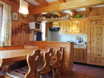 Esstisch im Wohn-/ Esszimmer und offene Küche