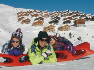 Winter-Familienidylle auf der autofreien Belalp - im Hintergrund (rechts) das Chalet Belalp