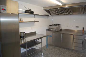 Neue, moderne und sehr gut ausgestattete Küche im Chalet Saas Grund