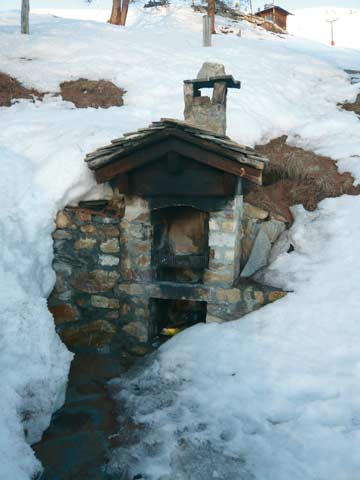 der gemauerte Grill an der Skihütte - auch im Winter ein Genuss!(Kundenfoto)