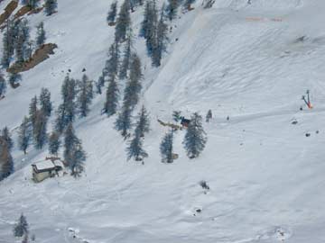 Skihütte Bruson - beste Lage: in der Bildmitte der Skilift, am linken Bildrand die Skihütte (Kundenfoto)