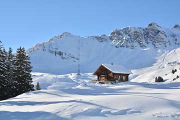 Bilderbuch-Skihütte in den Portes du Soleil. Im Hintergrund die berühmt-berüchtigte Skipiste Le Mur Suisse. Foto mit freundlicher Genehmigung des Vereins ArrHarrPlanachaux