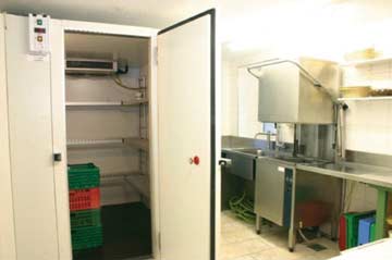 Lebensmittellager und Spülstraße in der Küche