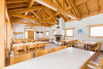 Skihütte Wildhorn - der Speise- und Aufenthaltsraum mit off. Kamin