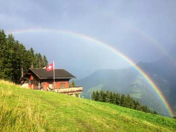 Regenbogen an der Hütte