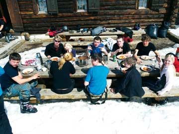 Skihütte Val d Anniviers - unsere Kunden in der Ostersonne beim Mittagssnack (Kundenfoto)