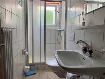 Badezimmer mit Dusche/WC