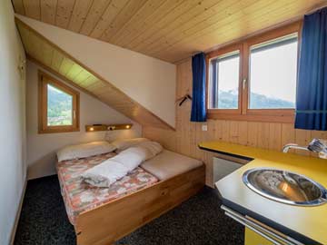 2-Bett-Zimmer mit Doppelbett im OG