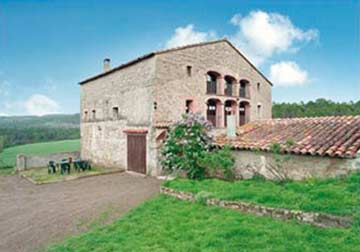 das 300 jahre alte Steinhaus liegt in landwirtschaftlicher Umgebung 2,5 km außerhalb von Casserres