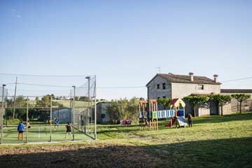 Ferienhaus mit Tennisplatz
